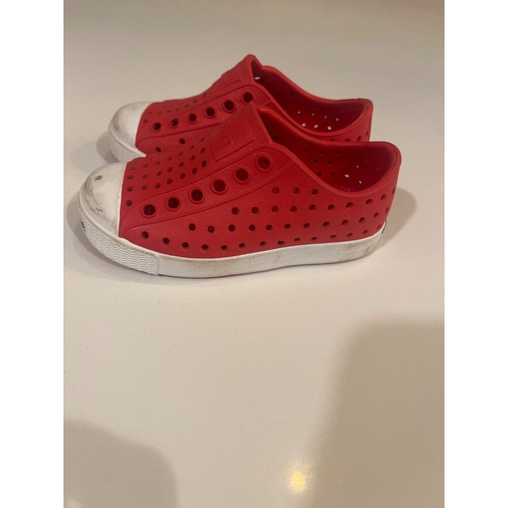 Native Kids Red Jefferson Slip-On Shoes With Perforated Design And White Rubber - Picture 4 of 7